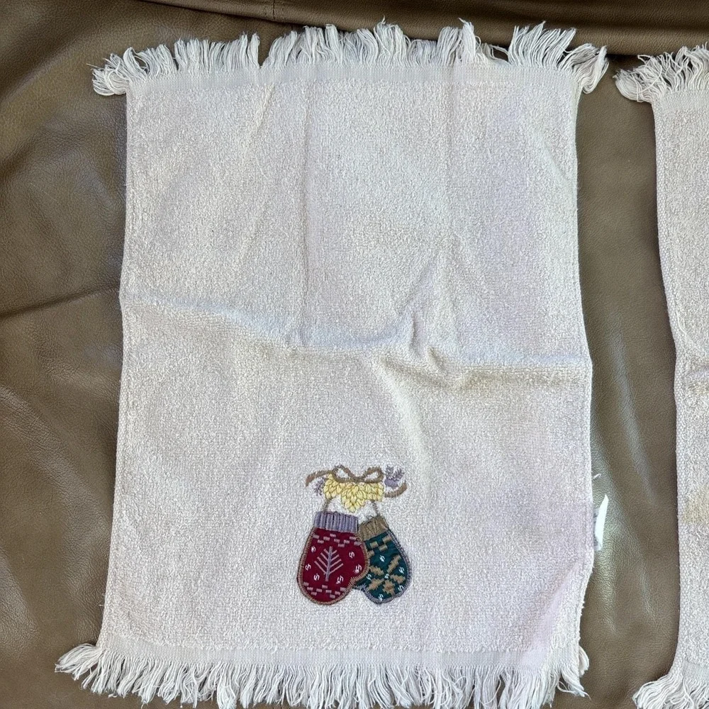VTG Christmas Embroidered Fingertip Towels (3) Country Primitive Mittens Tree